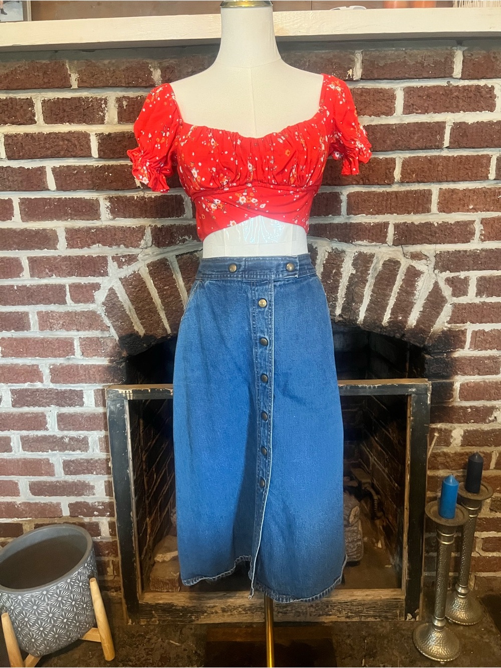 olivaceous Red Floral Cropped Top